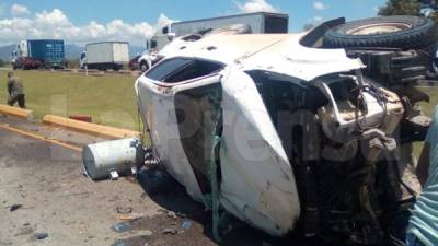 El carro tipo pick up volcó y quedó de lado en la carretera.