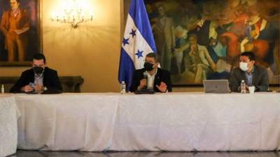 El Poder Ejecutivo y otros funcionarios de Gobierno en la presentación del plan de reconstrucción nacional.