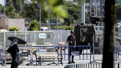 Miembros de la policía turca aseguran los alrededores del juzgado de Estambul con vallas en Turquía. EFE/Archivo