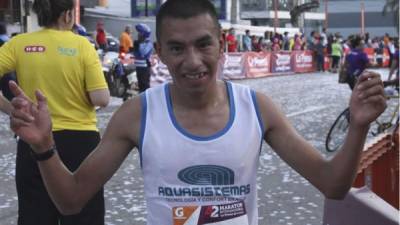 El guatemalteco Alberto González logró un tiempo de 1:09:21.