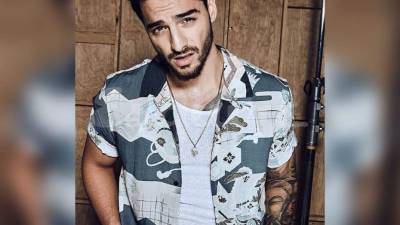 Hace poco el intérprete de 'Chantaje' fue trending topic cuando subieron una foto de él supuestamente leyendo a Albert Camus.// Foto Instagram Maluma.