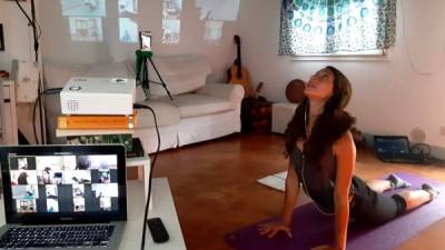 Desde el primer día de la cuarentena en Italia, Ana Giselle Kafie ofrece las clases de yoga. Fotos cortesía.
