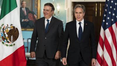 El secretario de Estado, Antony Blinken, y el canciller de México, Marcelo Ebrard, caminan hacia la Sala de Tratados del Departamento de Estado.