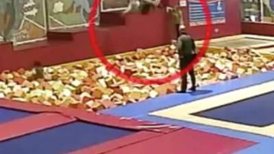 El hombre murió al intentar hacer una pirueta acrobática en un juego infantil.