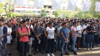 Muchos aspirantes esperan instrucciones en la Unah-vs.