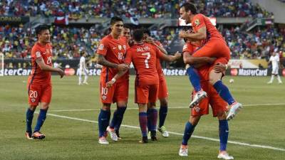 Los jugadores de Chile celebrando uno de los goles contra Colombia. Foto AFP