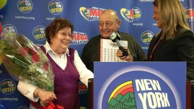 Harold Diamond junto a su esposa tras recibir el cheque de su millonario premio.