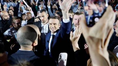 El presidente francés y candidato a la reelección del partido liberal La Republique en Marche, Emmanuel Macron, llega para su primera reunión de campaña en el Paris La Defense Arena en Nanterre.