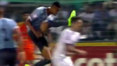 La tremenda patada de Favián Arriga contra Herbert Sosa.