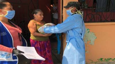 Familias del departamento de Cortés recibiendo las raciones de alimentos.