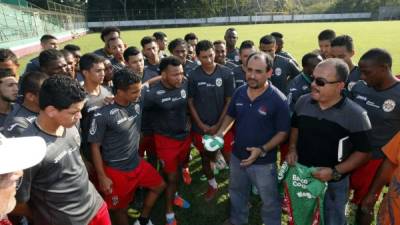 Los jugadores del Marathón homenajearon a los que ayudaron a la reinvención del estadio.