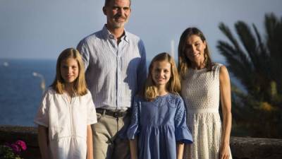 La reina Letizia y el rey Felipe VI junto a sus hijas Sofía (i) y Leonor (d). Foto AFP.