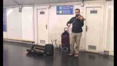 Simón Rondón lleva cuatro meses en España y después de no encontrar ninguna oportunidad de trabajo decidió lanzarse a tocar a las calles.