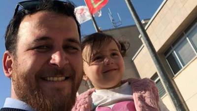 El padre sirio y su hija cruzó a Turquía con la mediación de las autoridades de este país.