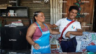 Gerson tiene problemas motrices desde su nacimiento por parálisis cerebral, estudia y trabaja para ayudar a su familia y tener su microempresa de tortillas. Foto: Franklin Muñoz.