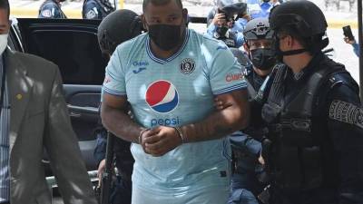 Tokiro Rodas siendo custodiado por policías de Fuerzas Especiales.