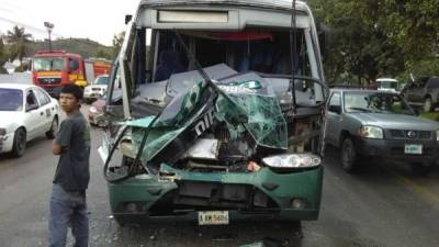 La colisión entre la rastra y bus se dio en la autopista de Choloma a San Pedro Sula.