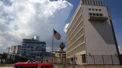 Un auto clásico pasa en frente de la embajada estadounidense en La Habana (Cuba). EFE/Archivo