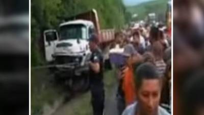 El conductor de la volqueta falleció luego de lanzarse del vehículo en marcha.