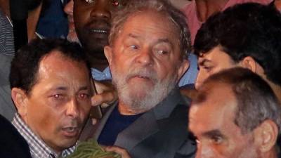 En su primer día en prisión, Lula vio la final que el Corinthians ganó al Palmeiras (1-0). Desayunó café y pan con mantequilla y almorzó arroz, fríjol, pasta y carne. Su celda está aislada de la de otros condenados por Petrobras.