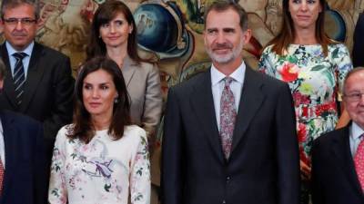 El rey Felipe VI y la reina Letizia posan para la foto de familia junto a los miembros de la Comisión Ejecutiva de la Alianza para la Formación Profesional Dual. EFE/Emilio Naranjo