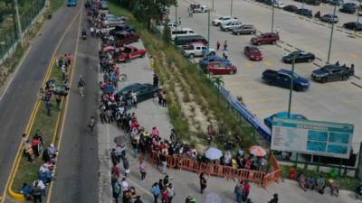 Hondureños en las afueras del Polideportivo de la Universidad Nacional Autónoma de Honduras.