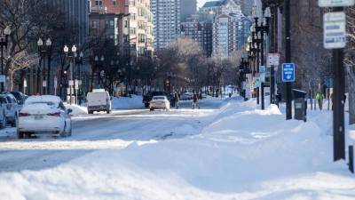 La nieve cubre donde los vehículos se estacionan regularmente en Boylston St. después de la tormenta de invierno Kenan.