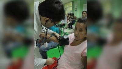 Un médico le toma la presión a una paciente en el hospital Mario Rivas.