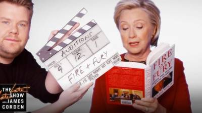Hillary participó con otros artistas leyendo pasajes del libro 'Fire and Fury'.// YouTube.