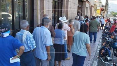 Las filas en las afueras de los bancos evidencian la necesidad de los ceibeños de acceder a sus fondos.