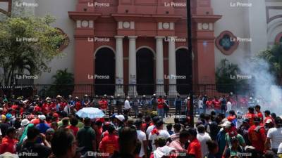 Los manifestantes sampedranos portaban pancartas, mantas, monigotes y consignas en el parque central por el Día Internacional del Trabajo.