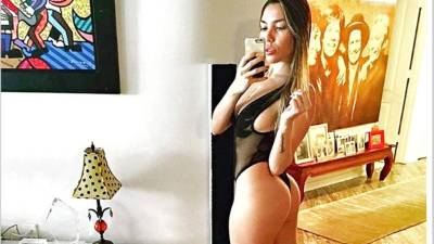 La hija de Alejandra Guzmán, Frida Sofía, causó alboroto en Instagram al postear una foto al fiel estilo del clan Kardashian, pues captó con su celular su mejor ángulo: de espaldas