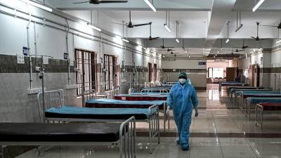 Un personal médico ingresa a una sala de aislamiento preparada para pacientes con coronavirus en un hospital gubernamental.