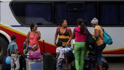 Para algunos venezolanos no será posible trasladarse a sus lugares de origen para estas fiestas de año nuevo debido al elevado costo de pasajes, que llegan a costar lo mismo que el salario mínimo en Venezuela.// Foto via Revista Clímax/CRISTIAN HERNÁNDEZ