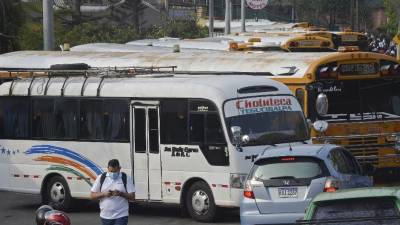 Autobuses de transporte público bloquean el puente Germania durante un paro de transporte en la capital.