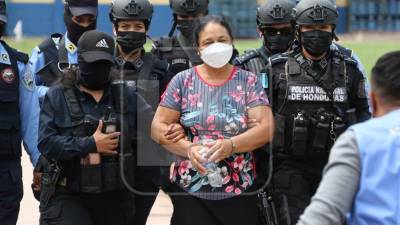 Herlinda Bobadilla llegando hasta Tegucigalpa tras su captura en el departamento de Colón.