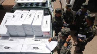 Imagen de archivo sobre traslado de maletas electorales.