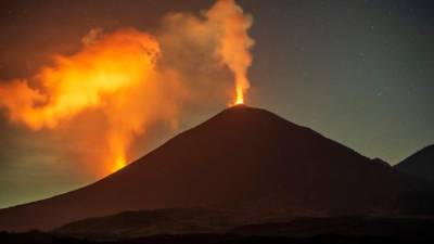 El volcan muestra dos cráteres.