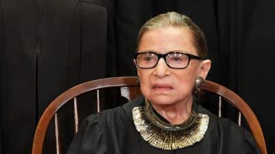 En esta foto de archivo tomada el 30 de noviembre de 2018, la jueza asociada Ruth Bader Ginsburg posa para la foto oficial en la Corte Suprema en Washington, DC. Foto AFP