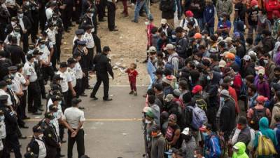 La policía guatemalteca disuelve la caravana migrante de miles de personas, que bloqueaba la carretera de Vado Hondo, el 18 de enero de 2021, en Chiquimula.