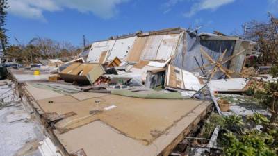 Vista de una casa destruída tras el paso del huracán Irma en los Cayos de Florida, Marathon, Florida (Estados Unidos). EFE