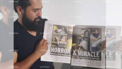 El hondureño Jairo Torres muestra las páginas que el diario 'The New York Post' le dedicó a su valiente acción.