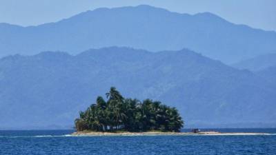 Cada año aumenta la cantidad de turistas que visitan los Cayos Cochinos debido a la variedad de actividades que se pueden desarrollar en este maravilloso lugar, entre ellas excursiones al faro en Cayos Grande para una vista panorámica espectacular, buceo, esnórquel, natación o descanso en la playa.