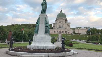 El sacerdote católico Claude Grou fue apuñalado durante una misa matinal en la iglesia más grande de Canadá, el Oratorio de San José en Montreal, dijo la Policía. Foto AFP.