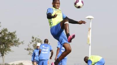 El extremo Romell Quioto salta para controlar el balón durante el ensayo matutino de ayer.