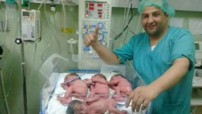 El Dr. Bassel Abuward subió a su cuenta en el servicio de 'microblogging' la instantánea con la imagen de los pequeños: tres niños y una niña, los cuales estarían en buen estado.