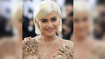 Kylie Jenner fue la primera en transgredir la norma tomándose una selfie.