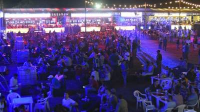 Anoche los sampedranos disfrutaron de la Plaza Juniana viendo el partido de la Selección de Honduras contra Panamá.