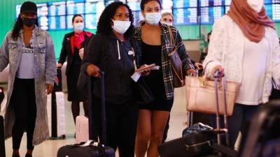 Llegan el primer día de un nuevo sitio de prueba rápida para los pasajeros internacionales que llegan al Aeropuerto Internacional de Los Ángeles.