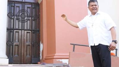 El párroco Antonio Canales señala la puerta santa.